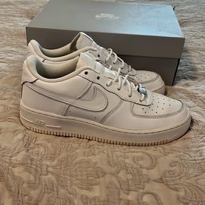 EUC Nike Air Force 1 LE(GS) White Youth size 6